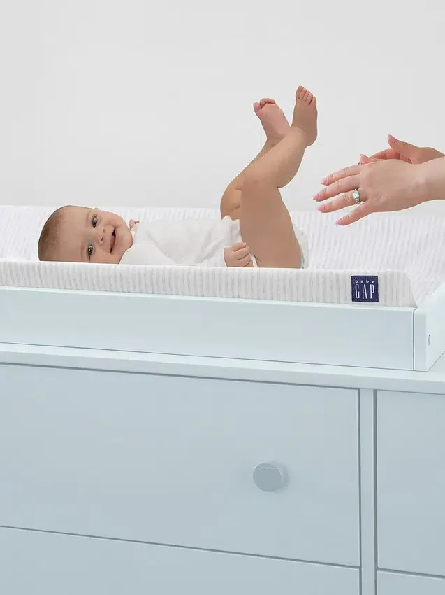 Ανατομικό αλλαξιέρα babyGap με κάλυμμα που προσφέρει αίσθηση δροσιάς