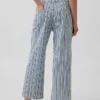 Χαλαρό τζιν με χαμηλή μέση και κοντό μήκος