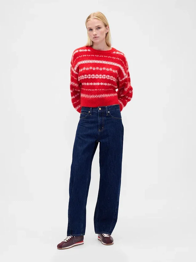 Χνουδωτό πουλόβερ με στρογγυλό λαιμό και oversized γραμμή