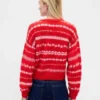 Χνουδωτό πουλόβερ με στρογγυλό λαιμό και oversized γραμμή