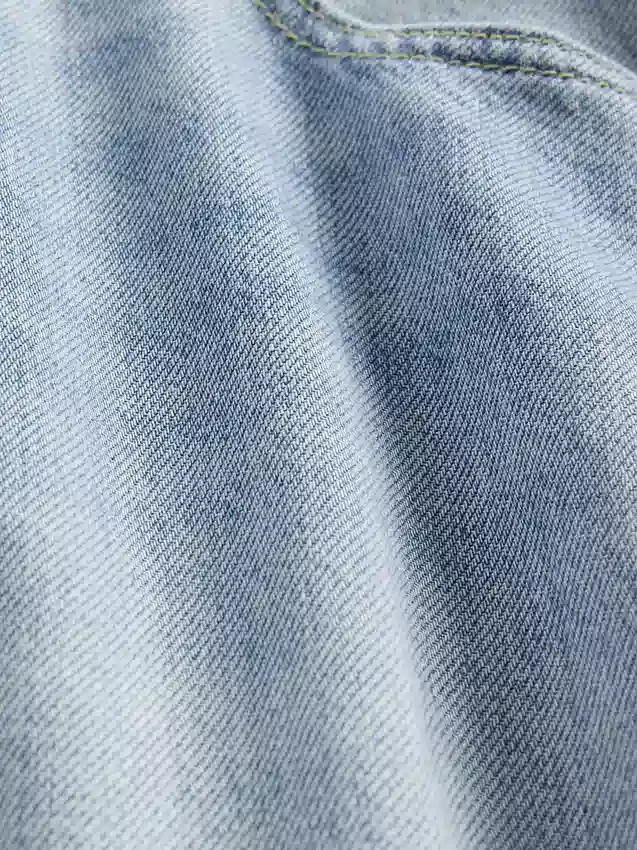Φαρδιά τζιν με μέτριο ύψος μέσης και εξαιρετικά απαλή υφή