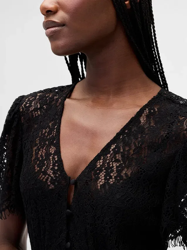Φορέμα μέσης μήκους με δαντέλα και V-neck