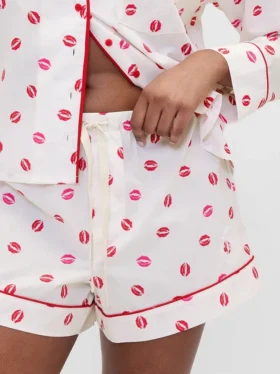 Gap × Summer Fridays Πυτζάμα σορτς από ποπλίν με σχέδιο «Kiss»