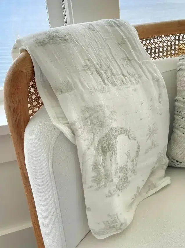 Η κουβέρτα μωρού από μπαμπού «Gilded Bird Safari Toile»