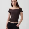 Κοντό T-shirt με ανοιχτούς ώμους από πυκνό πλεκτό τζέρσεϊ