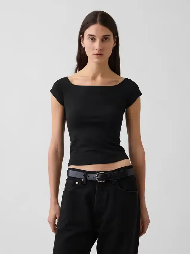 Κοντό T-shirt με ανοιχτούς ώμους από πυκνό πλεκτό τζέρσεϊ
