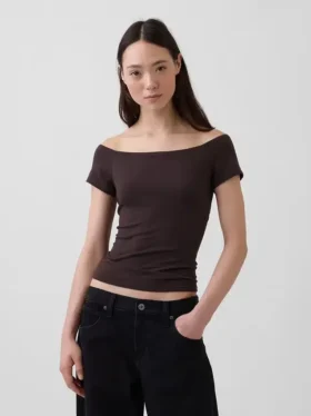 Κοντό T-shirt με ανοιχτούς ώμους από πυκνό πλεκτό τζέρσεϊ