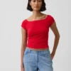 Κοντό T-shirt με ανοιχτούς ώμους από πυκνό πλεκτό τζέρσεϊ