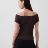 Κοντό T-shirt με ανοιχτούς ώμους από πυκνό πλεκτό τζέρσεϊ