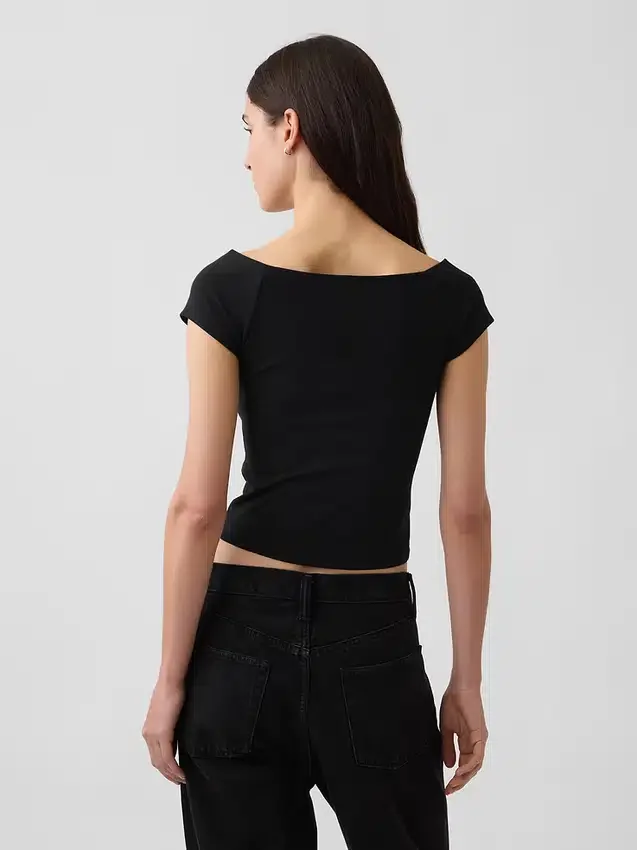 Κοντό T-shirt με ανοιχτούς ώμους από πυκνό πλεκτό τζέρσεϊ