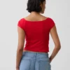 Κοντό T-shirt με ανοιχτούς ώμους από πυκνό πλεκτό τζέρσεϊ