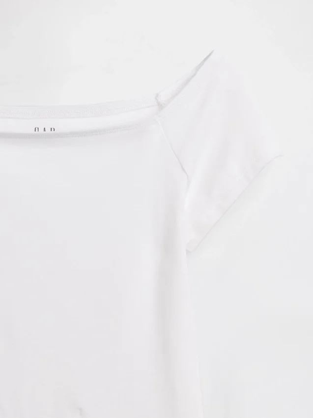 Κοντό T-shirt με ανοιχτούς ώμους από πυκνό πλεκτό τζέρσεϊ