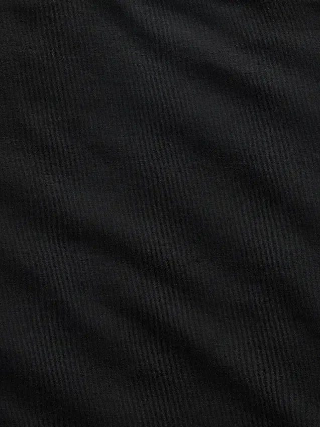 Κοντό T-shirt με ανοιχτούς ώμους από πυκνό πλεκτό τζέρσεϊ