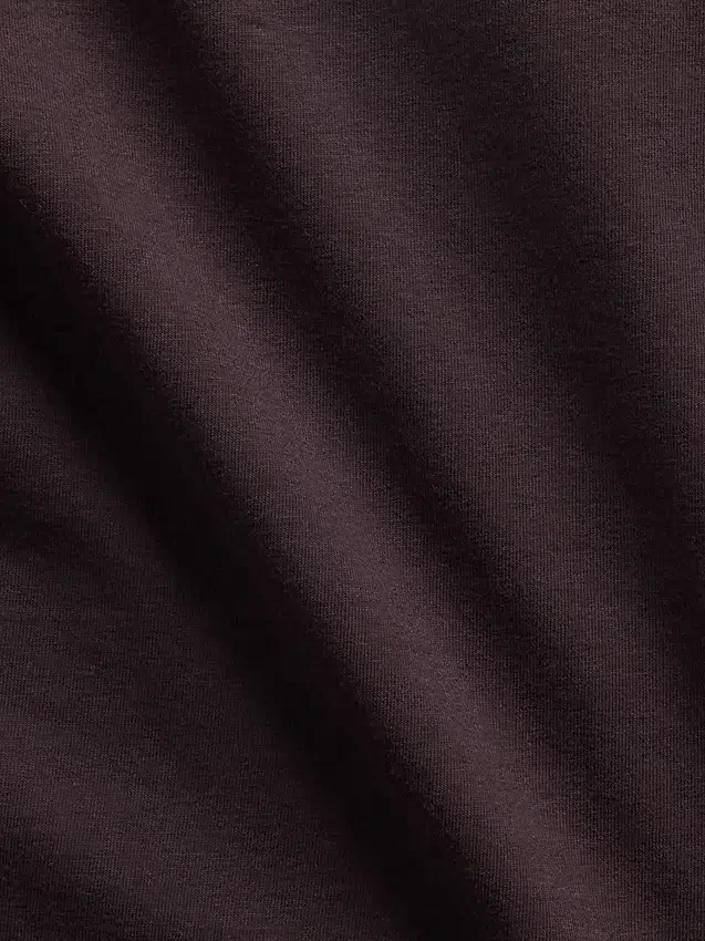 Κοντό T-shirt με ανοιχτούς ώμους από πυκνό πλεκτό τζέρσεϊ