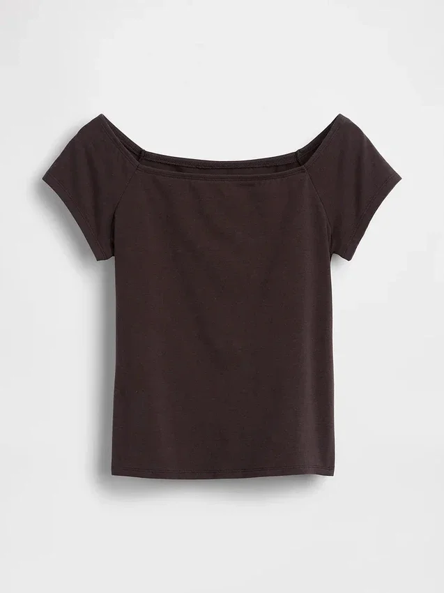 Κοντό T-shirt με ανοιχτούς ώμους από πυκνό πλεκτό τζέρσεϊ
