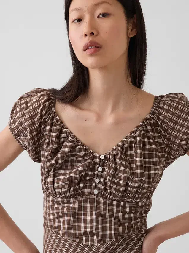 Μακρύ φόρεμα με V-neck και βολάν στο τελείωμα