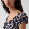 Μακρύ φόρεμα με V-neck και βολάν στο τελείωμα
