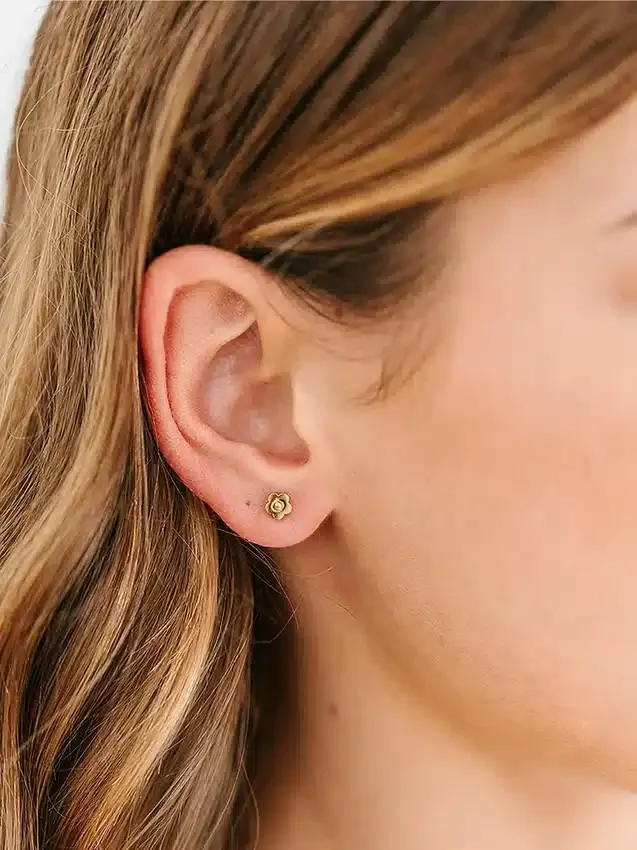 Μικρά κλασικά σκουλαρίκια με βιδωτό κούμπωμα σε σχήμα λουλουδιού της Pierced Co