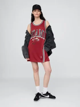Μίνι φόρεμα από ανακυκλωμένο τζέρσεϊ των Miami Heat της NBA