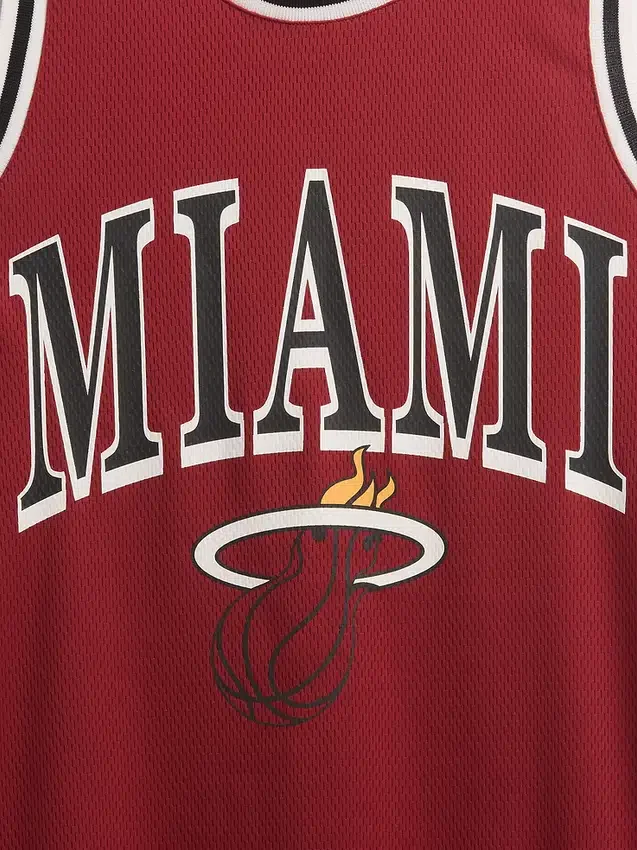 Μίνι φόρεμα από ανακυκλωμένο τζέρσεϊ των Miami Heat της NBA