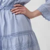 Μίνι φόρεμα με δαντελένια τελειώματα