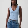 Μοντέρνο αμάνικο μπλουζάκι με V-neck