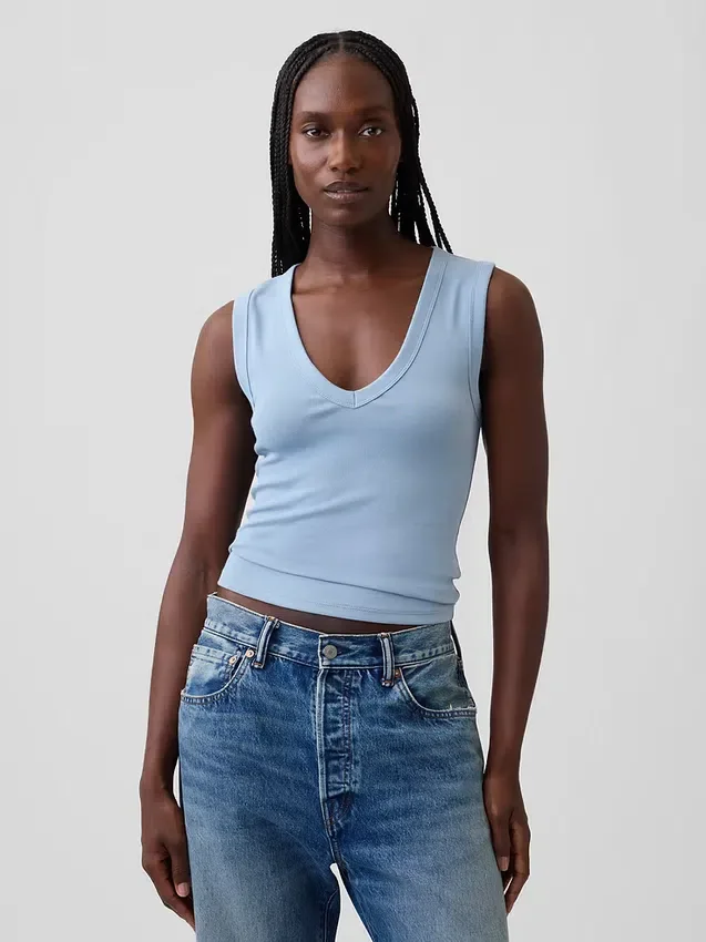 Μοντέρνο αμάνικο μπλουζάκι με V-neck