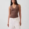 Μοντέρνο αμάνικο μπλουζάκι με V-neck