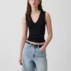 Μοντέρνο αμάνικο μπλουζάκι με V-neck