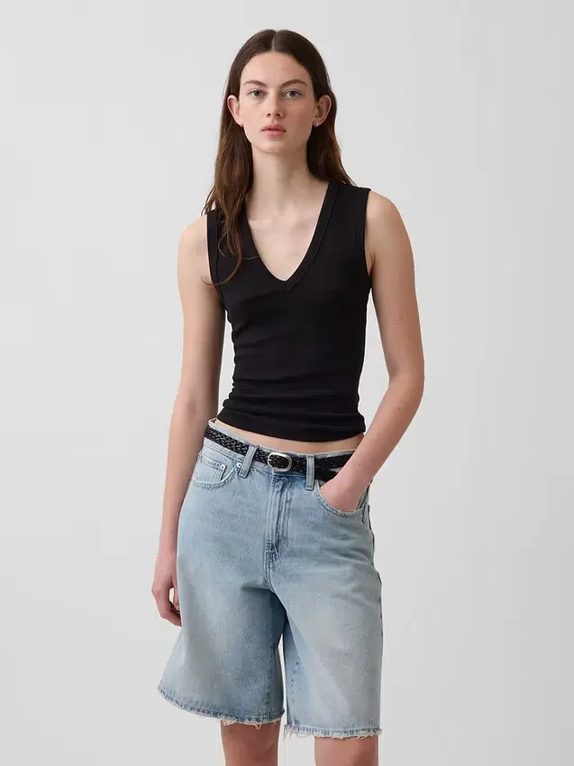 Μοντέρνο αμάνικο μπλουζάκι με V-neck