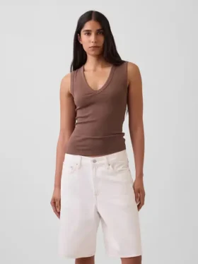 Μοντέρνο αμάνικο μπλουζάκι με V-neck