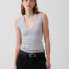 Μοντέρνο αμάνικο μπλουζάκι με V-neck