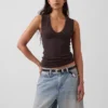 Μοντέρνο αμάνικο μπλουζάκι με V-neck