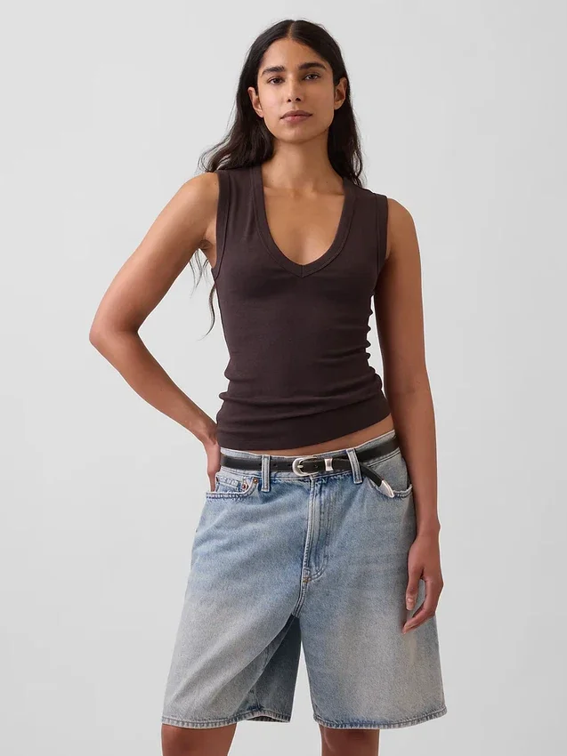 Μοντέρνο αμάνικο μπλουζάκι με V-neck