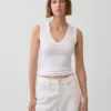 Μοντέρνο αμάνικο μπλουζάκι με V-neck