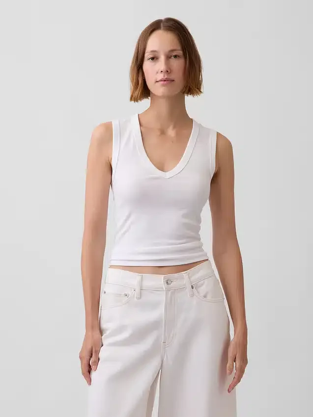 Μοντέρνο αμάνικο μπλουζάκι με V-neck