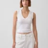 Μοντέρνο αμάνικο μπλουζάκι με V-neck