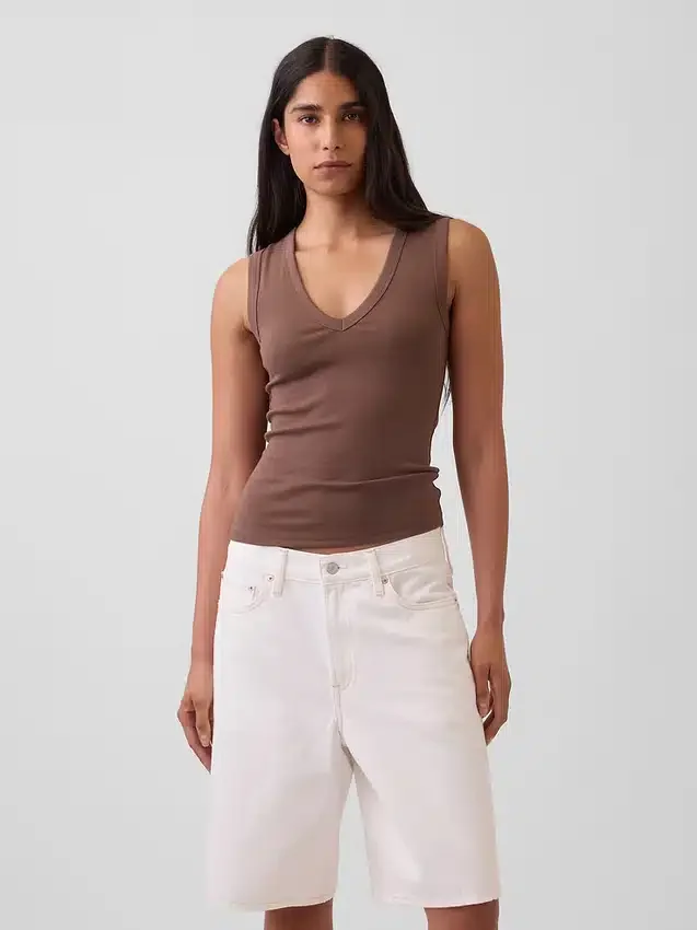 Μοντέρνο αμάνικο μπλουζάκι με V-neck