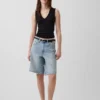 Μοντέρνο αμάνικο μπλουζάκι με V-neck