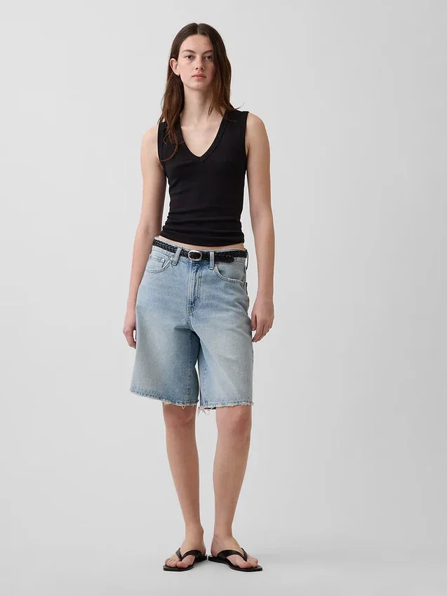 Μοντέρνο αμάνικο μπλουζάκι με V-neck