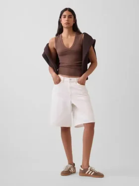 Μοντέρνο αμάνικο μπλουζάκι με V-neck