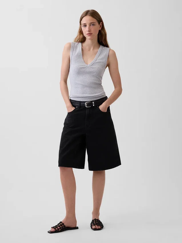 Μοντέρνο αμάνικο μπλουζάκι με V-neck