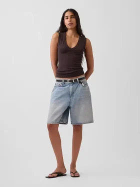 Μοντέρνο αμάνικο μπλουζάκι με V-neck