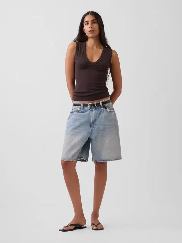 Μοντέρνο αμάνικο μπλουζάκι με V-neck