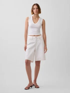 Μοντέρνο αμάνικο μπλουζάκι με V-neck