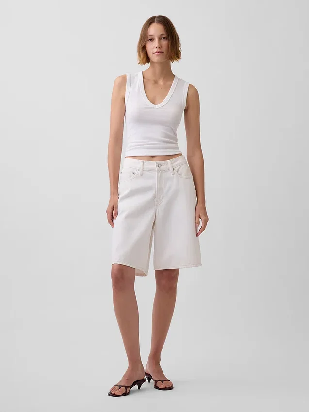 Μοντέρνο αμάνικο μπλουζάκι με V-neck