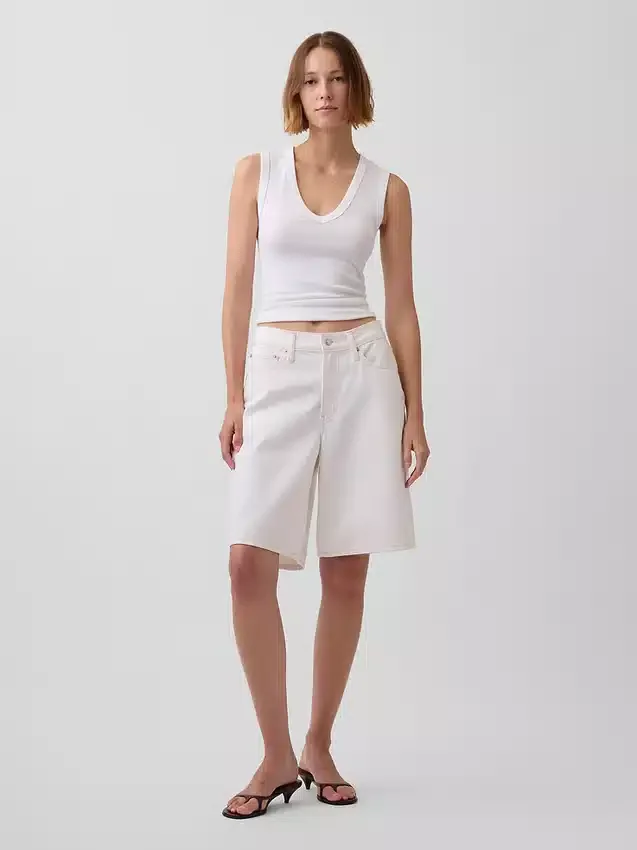 Μοντέρνο αμάνικο μπλουζάκι με V-neck