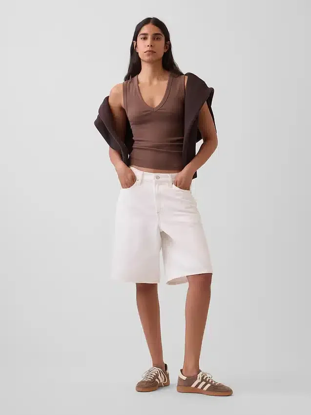Μοντέρνο αμάνικο μπλουζάκι με V-neck