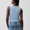 Μοντέρνο αμάνικο μπλουζάκι με V-neck