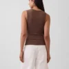 Μοντέρνο αμάνικο μπλουζάκι με V-neck
